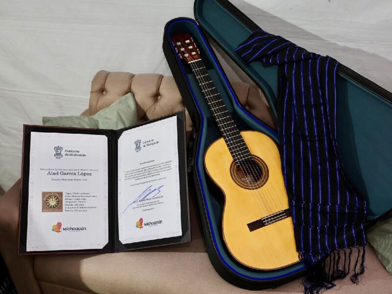 Bedolla regaló guitarra artesanal de Paracho a Alejandro Sanz