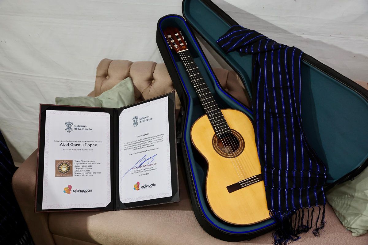 Bedolla regaló guitarra artesanal de Paracho a Alejandro Sanz