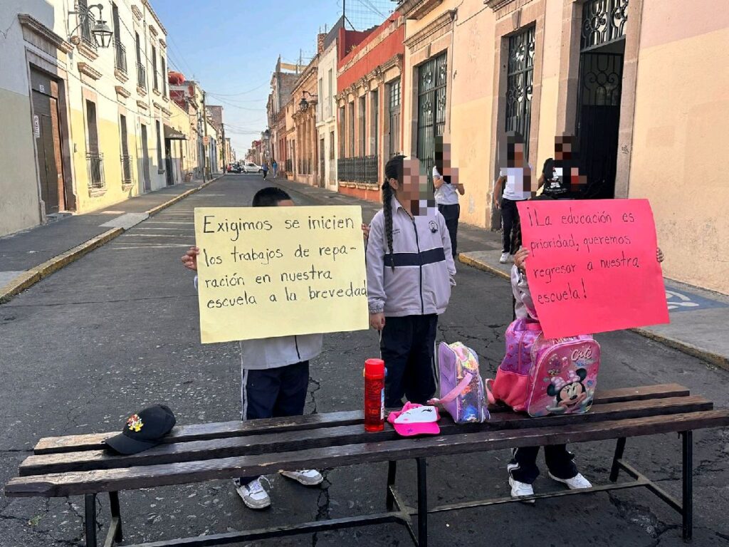 comunidad de escuela Belisario Domínguez hacen bloqueos en Morelia