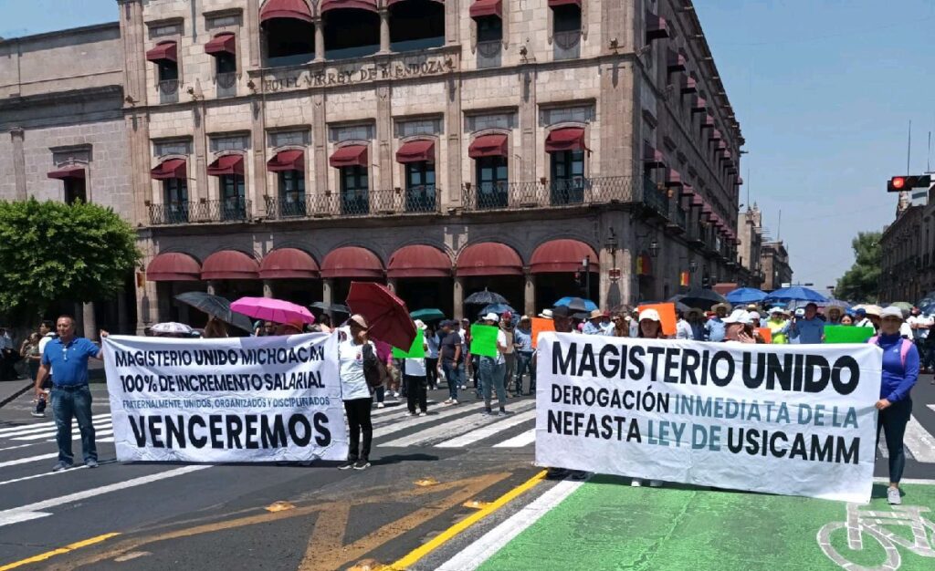 docentes toman calles de Morelia para exigir atención