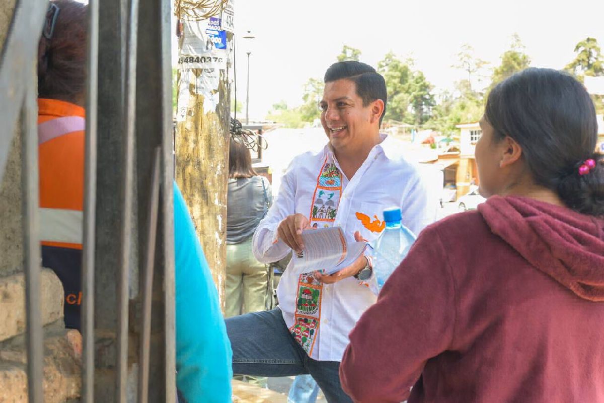 Escobar presenta propuaestas a comerciantes en Pátzcuaro