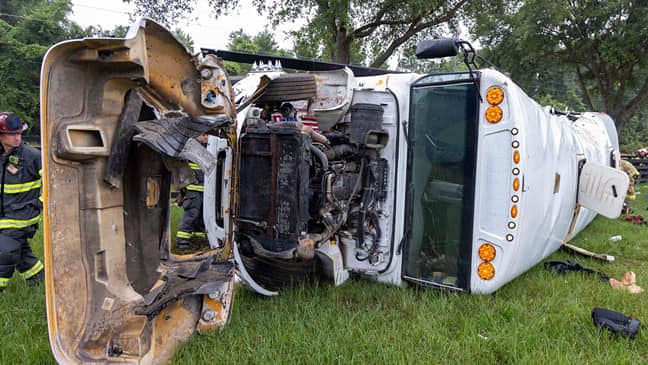 Fallecen 8 mexicanos en accidente de autobus en Florida: Imagen del vehiculo accidentado