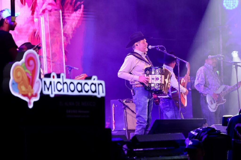 Festival Michoacán de Orogen Grupo Intocable - vocalista