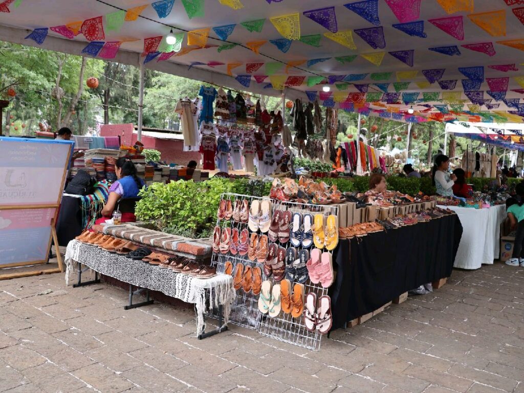 gran variedad de artesanías están en el festival de origen