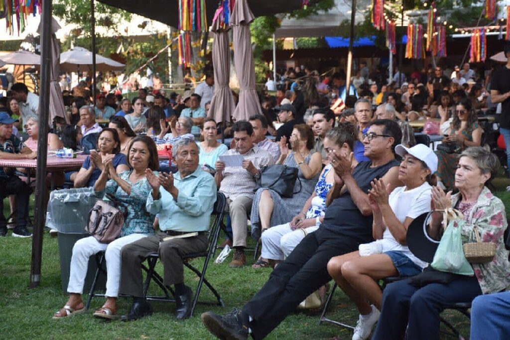 habitantes disfrutan de la cartelera cutural del FMO