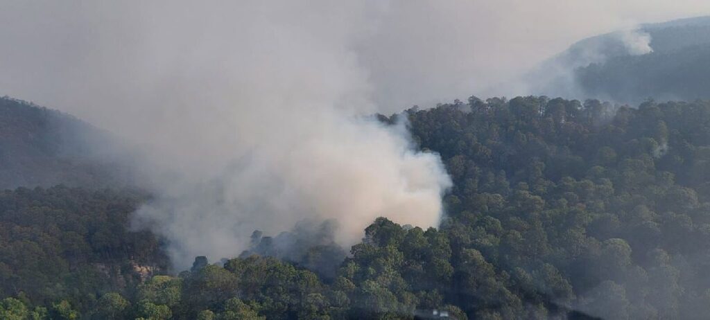 Helicóptero refuerza incendio forestal en Zinapécuaro - cerro