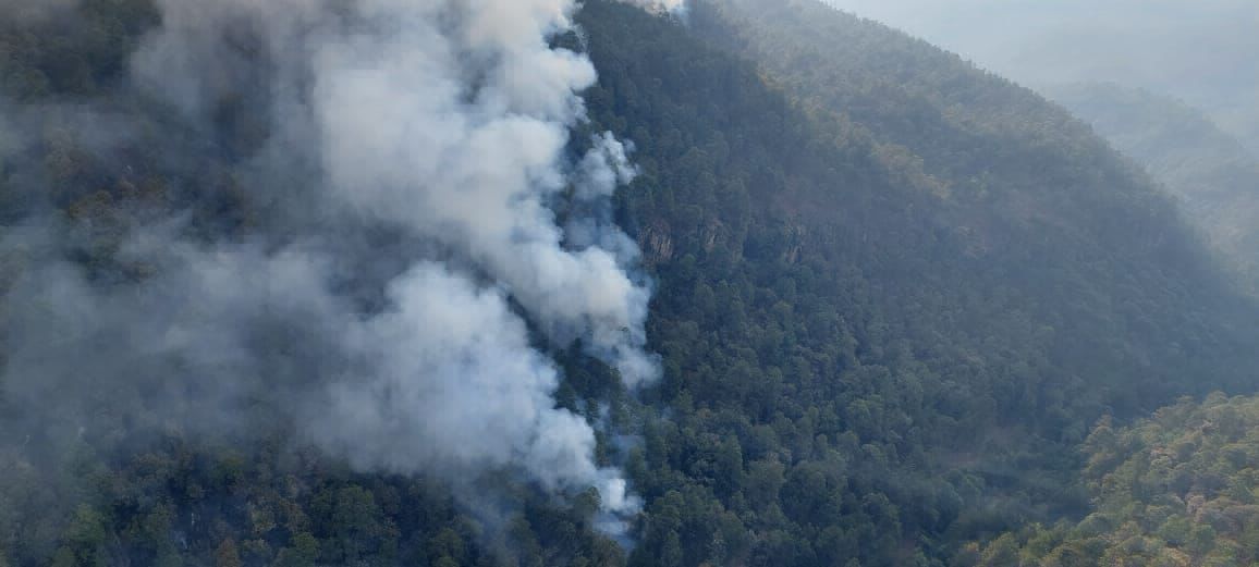 Helicóptero refuerza incendio forestal en Zinapécuaro