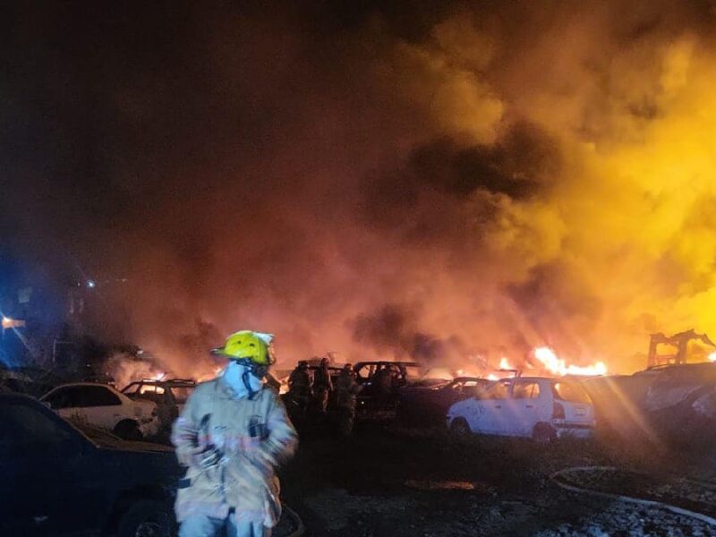 incendio en corralón de Uruapan destruye más de 100 vehículos