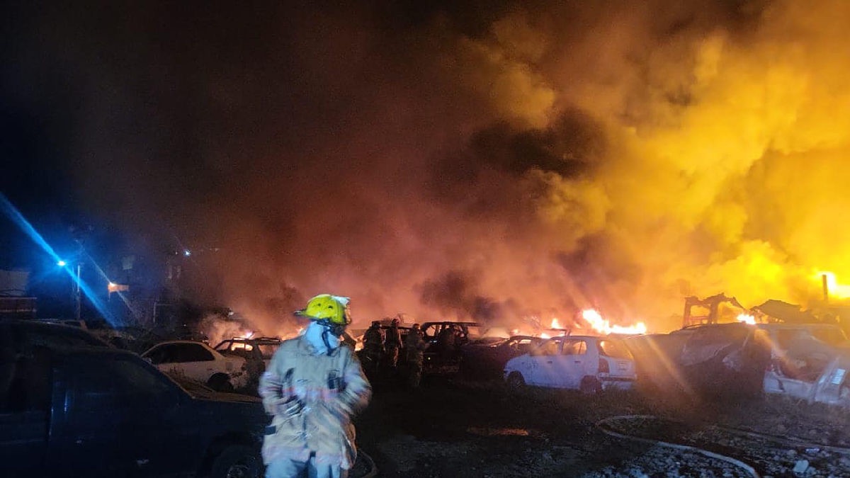 incendio en corralón de Uruapan destruye más de 100 vehículos