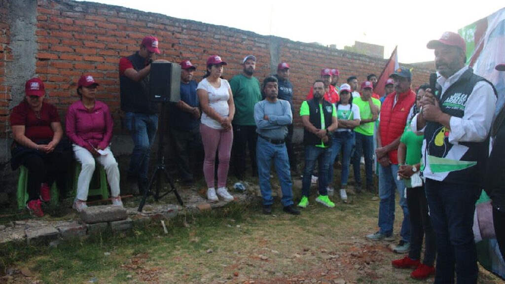 jULIO Arreola recibe apoyo de la población en Pátzcuaro