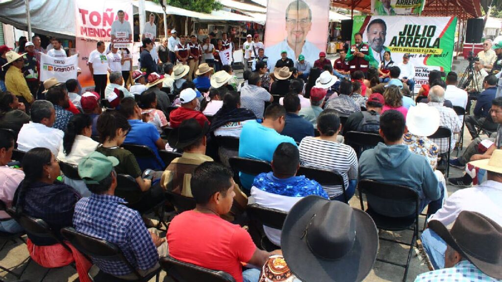 Julio Arreola sostiene encuentros con la población de Pátzcuaro