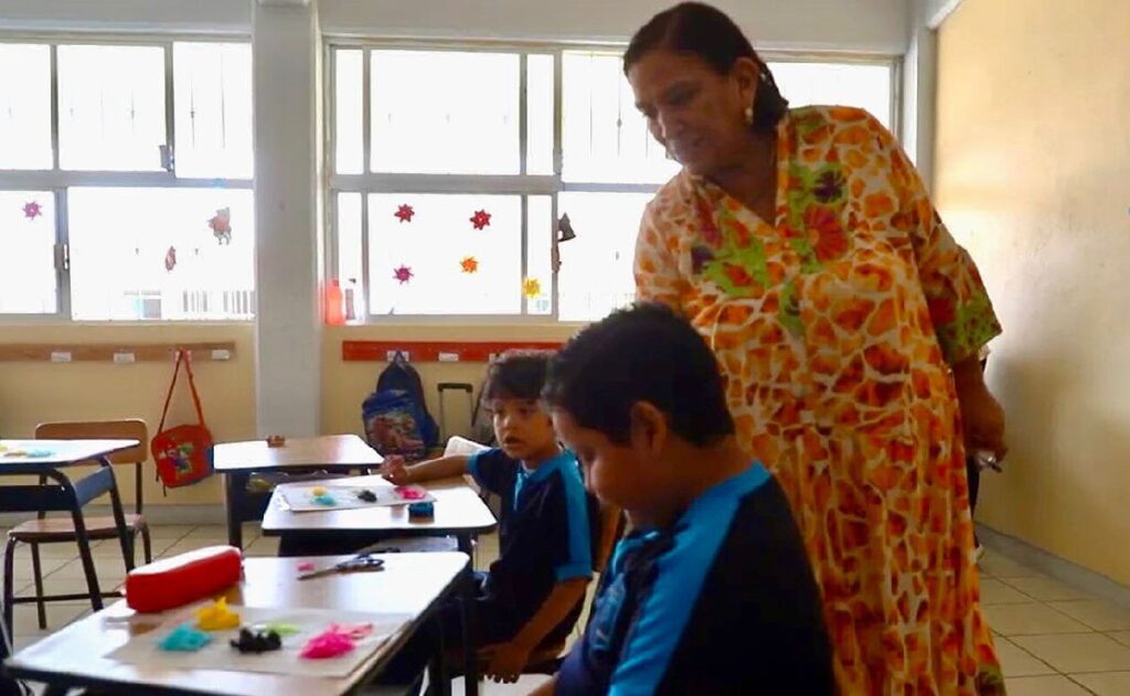 La maestra Lupita lleva 50 años con su labor docente en aulas