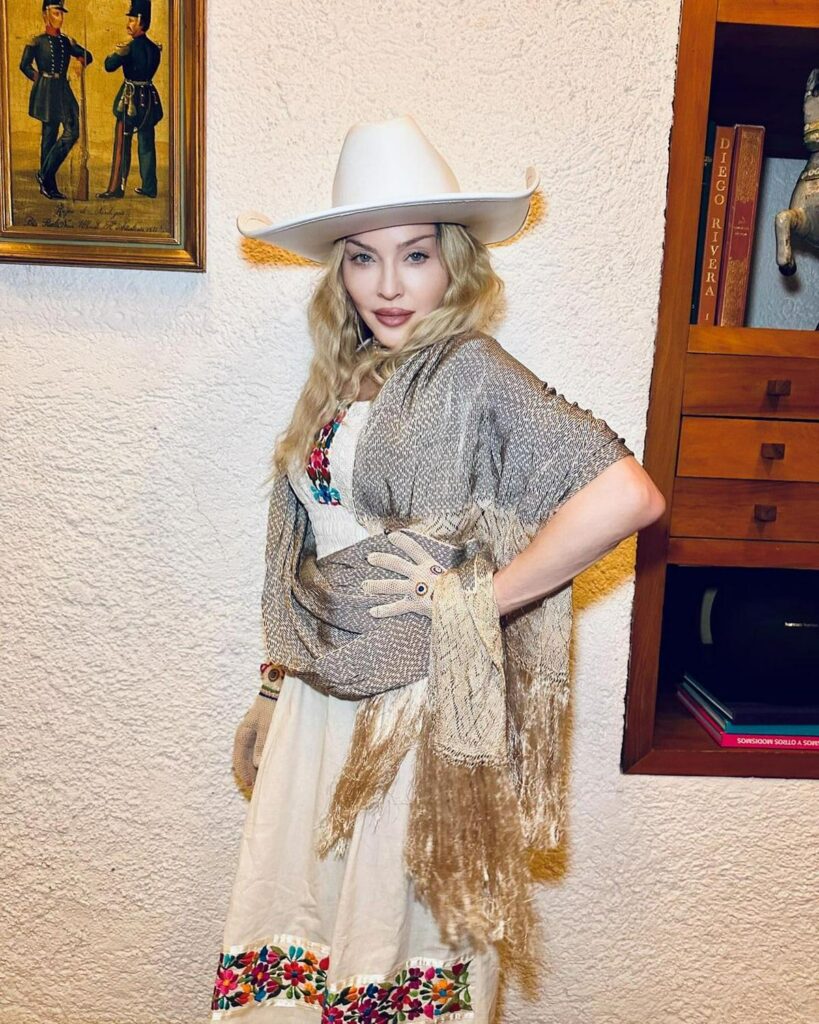 Madonna luce ropa tradicional en homenaje de Frida Kahlo