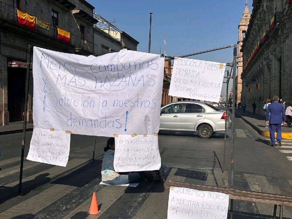 padres de famila mantiene protesta en el centro de Morelia