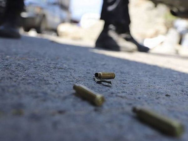 Atacan a 3 jóvenes a balazos en Apatzingán, uno muere