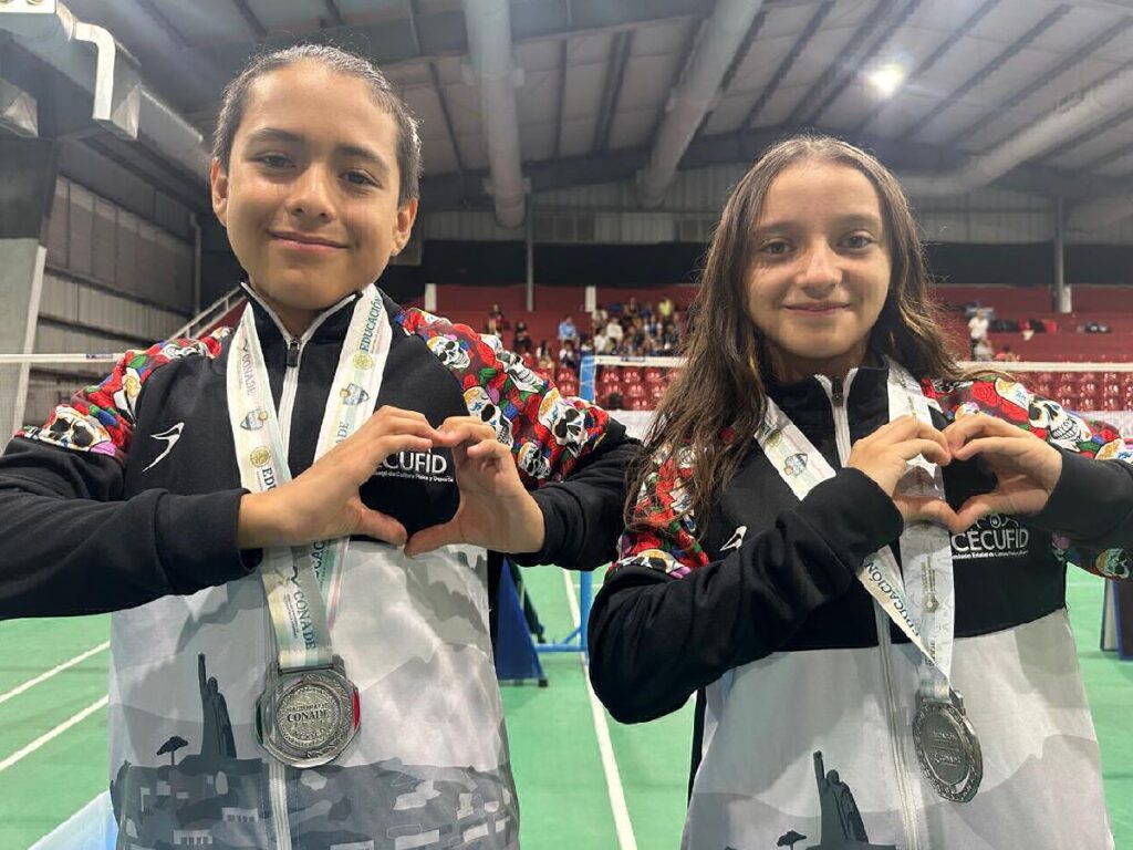 Atletas suman medallas para Michoacán en bádminton en nacionales CONADE
