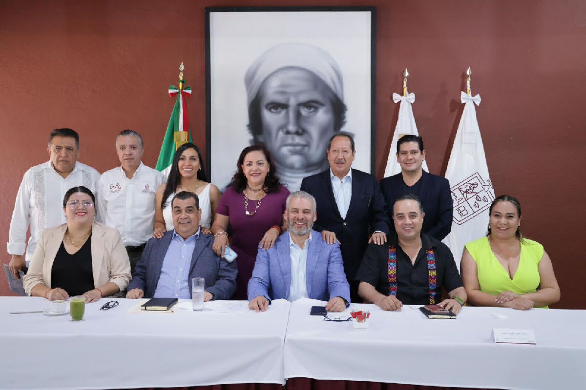 Bedolla y diputados federales acuerdan rehabilitación de carretera de Michoacán