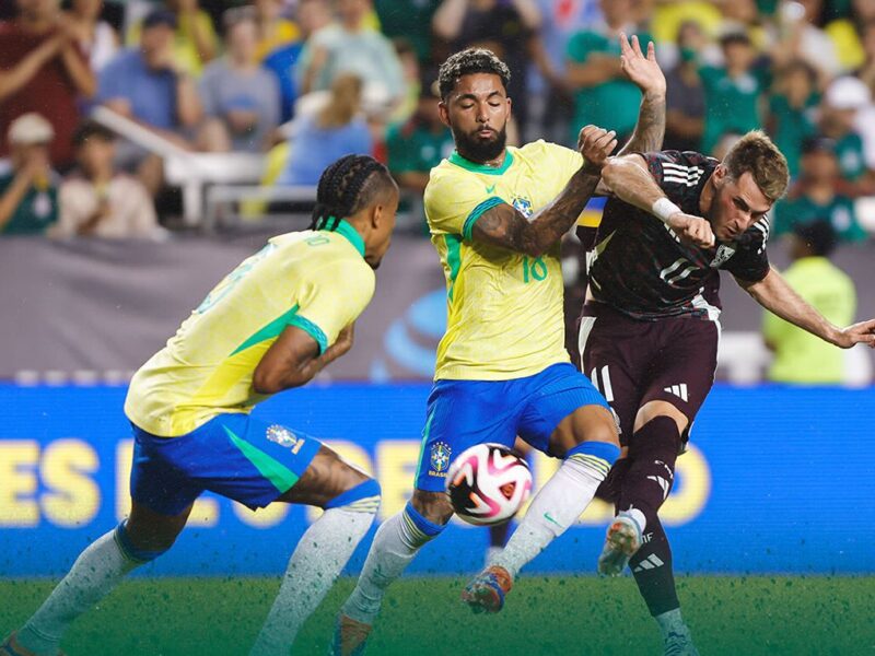 Brasil derrota a México con gol de último minuto
