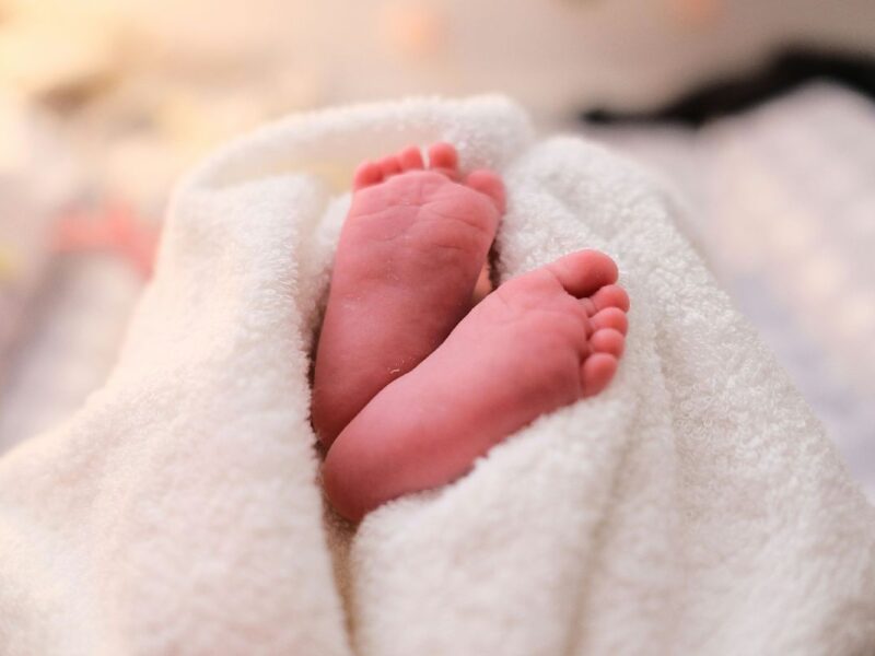 Investigan compras públicas de pruebas neonatales