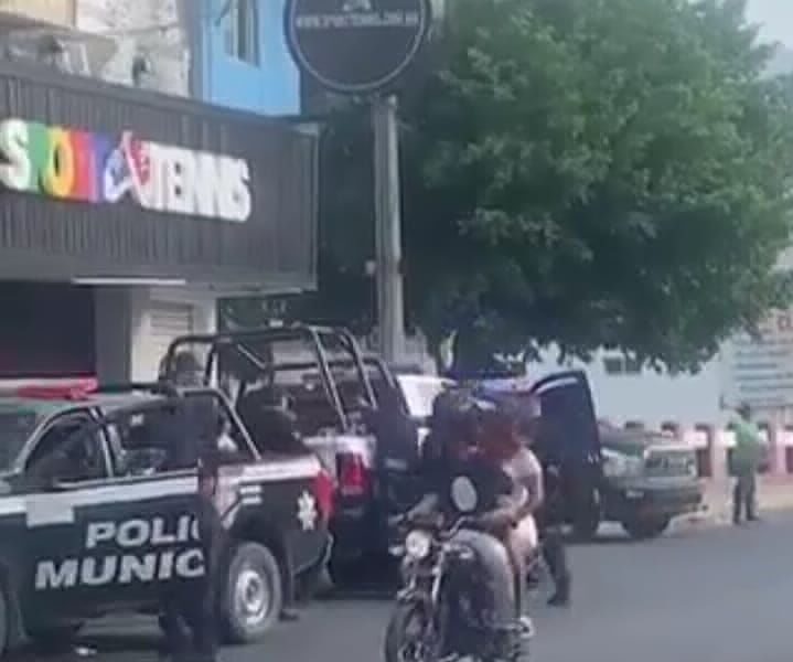 impiden asalto a Banco Azteca en Apatzingán