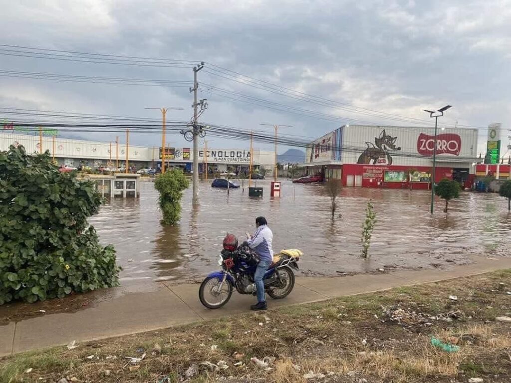 intensas lluvias causa inundaciones en Chalco - negocios