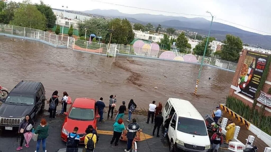 intensas lluvias causa inundaciones en Chalco - río san martín
