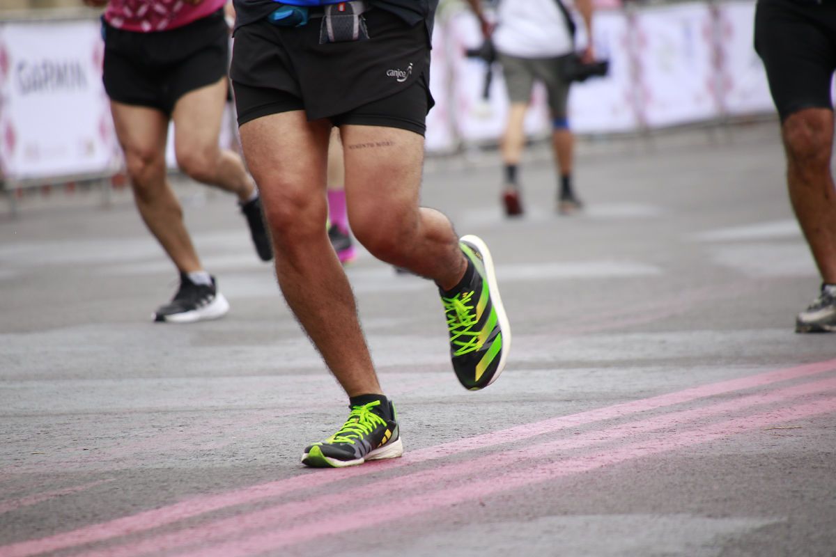 llaman a mantener buena hidratación al correr ante calor