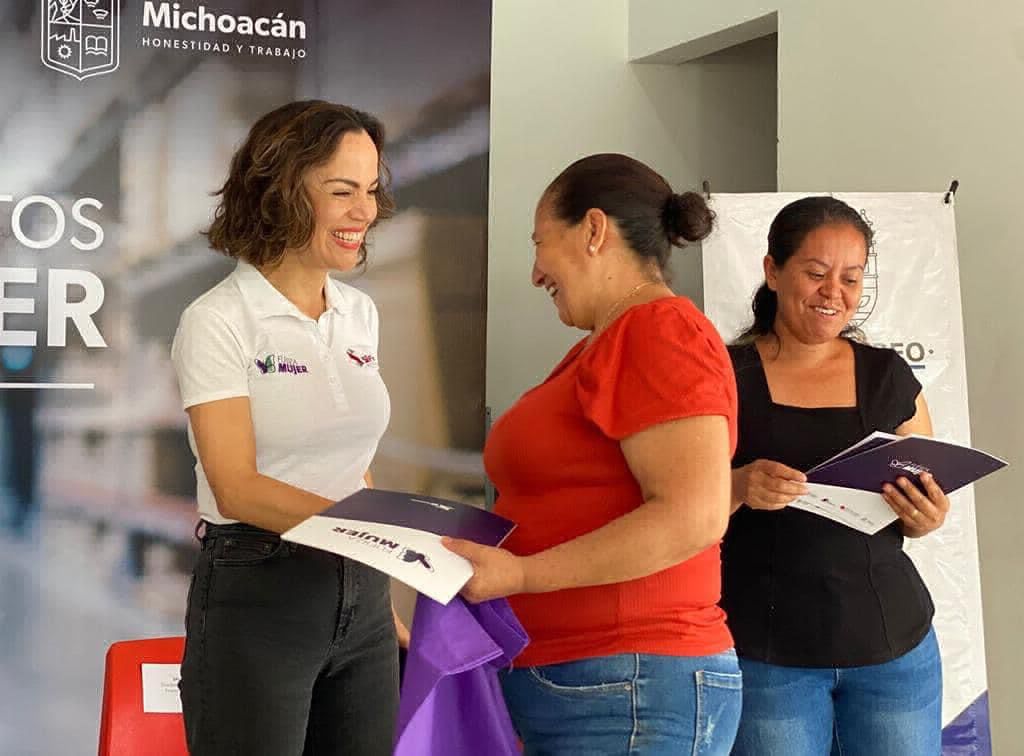 mujeres en Michoacán recibieron créditos para emprendedoras