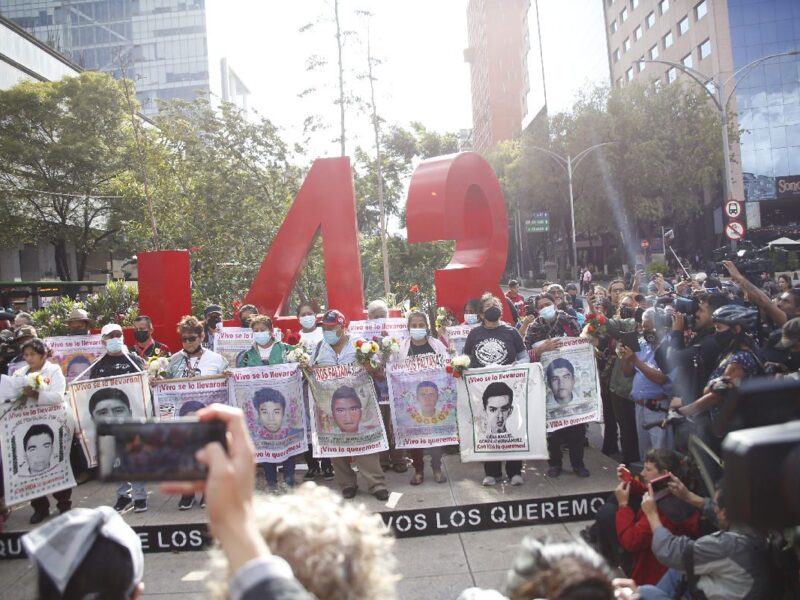 Familiares de normalistas desaparecidos de Ayotzinapa se reunirán con Sheinbaum