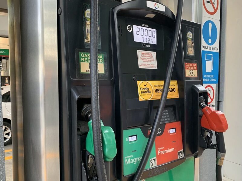Entre dos y tres centavos, baja en precios de gasolina en México