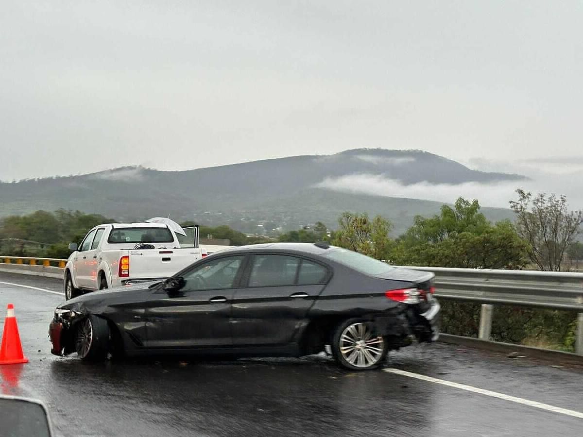 Choque de auto de alta gama en carretera Morelia-Pátzcuaro