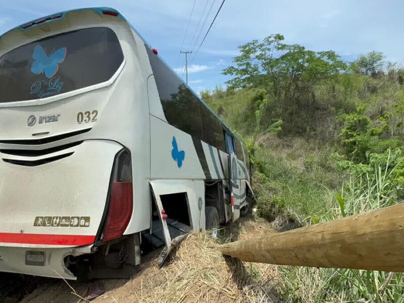 Choca autobús con 34 turistas en La Unión, Guerrero