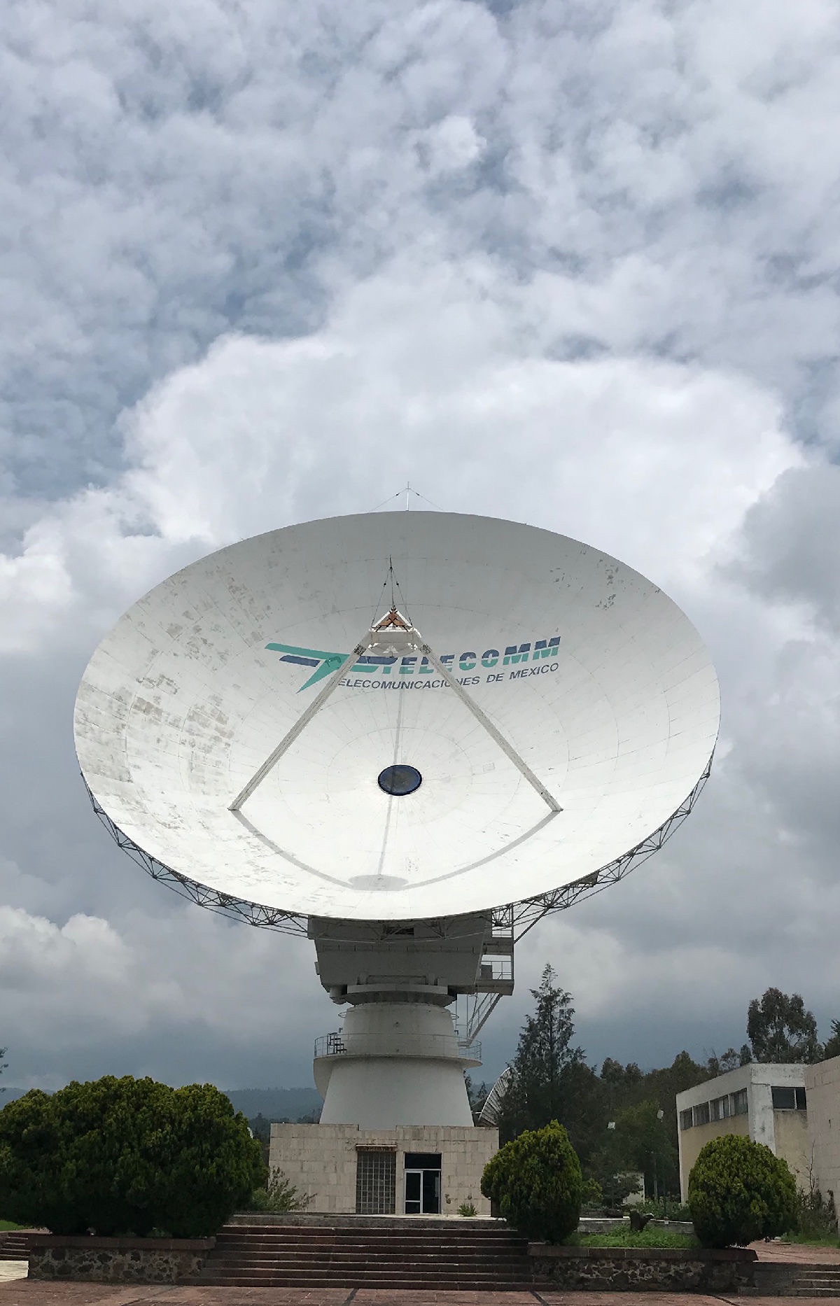 Astronomos de la UNAM Morelia crean radiotelescopio reutilizando antena obsoleta.