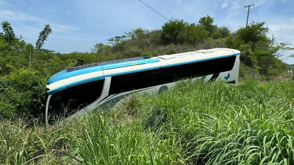 autobús de turismo sufre accidente en La Unión en Guerrero