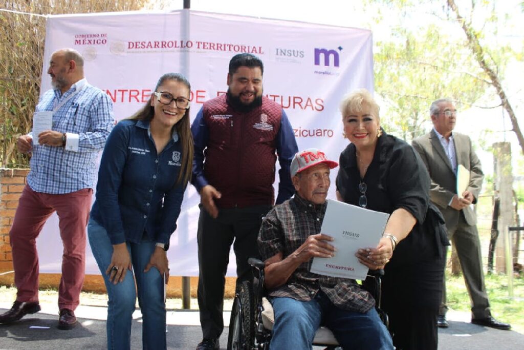 Ayuntamiento de Morelia entrega escrituras en Itzicuaro