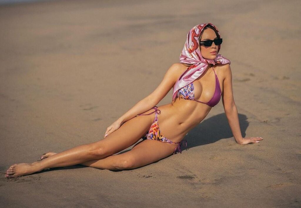 Belinda en bikini en Puerto Escondido - Arena