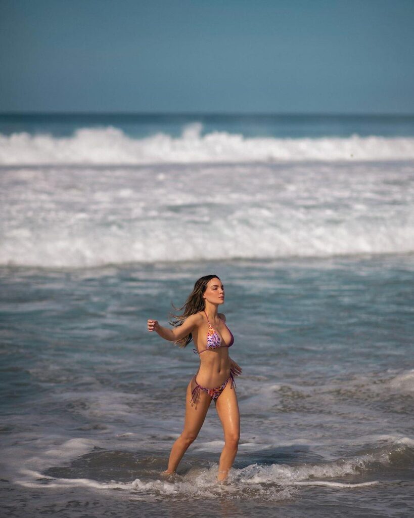 Belinda en bikini en Puerto Escondido - mar