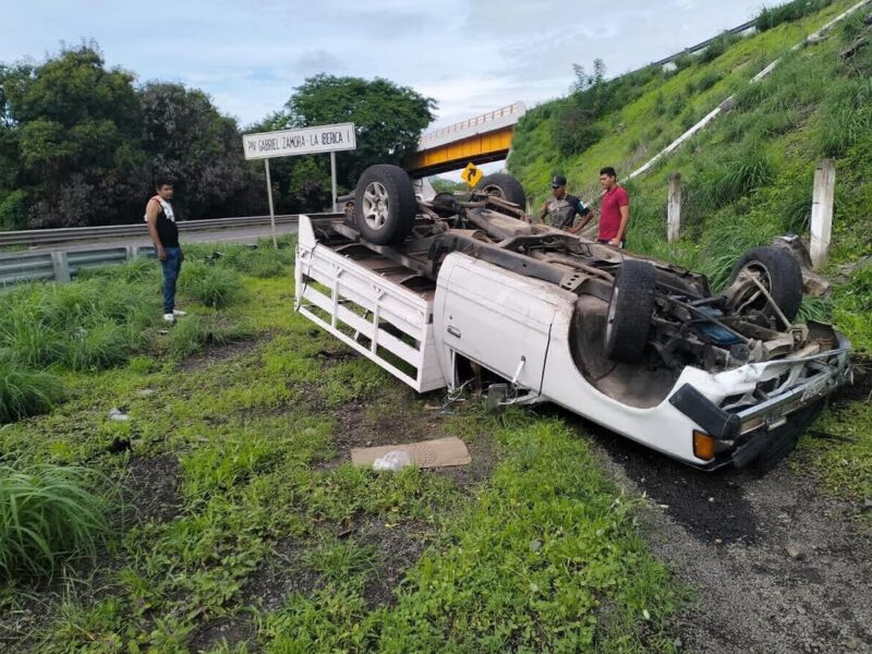 camioneta sufre accidente la autopista Siglo XXI en Michoacán