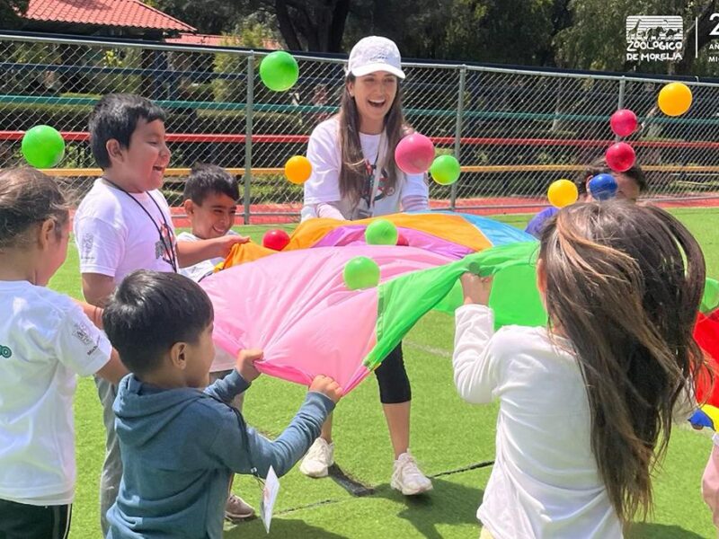 Caritas felices exploran el curso de verano del zoológico de Morelia