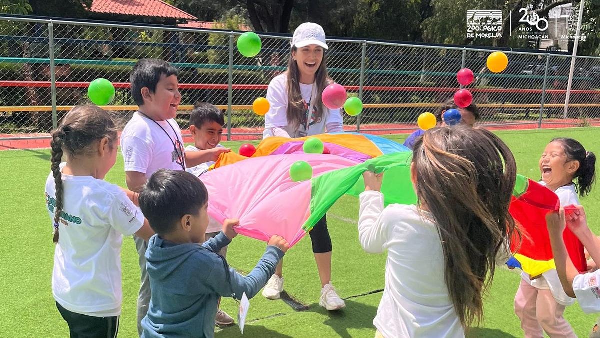 Caritas felices exploran el curso de verano del zoológico de Morelia