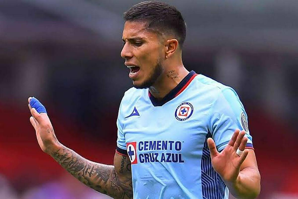 Carlos Salcedo solicita salir de Cruz Azul