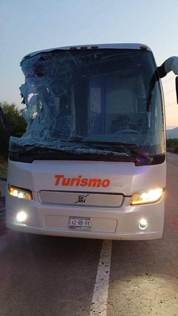 choque en la autopista Siglo XXI - autobus