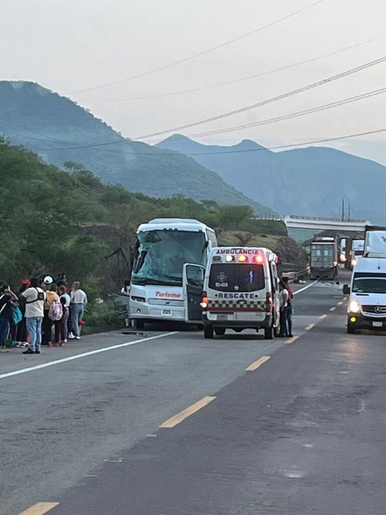 choque en la autopista Siglo XXI- rescate