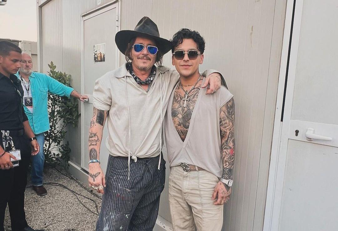 Christian Nodal presume encuentro con Johnny Depp