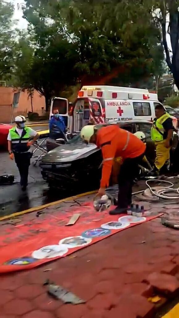 Dos lesionados en accidente en la Av. Camelinas - bomberos