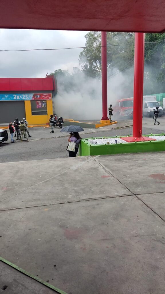 elementos de seguridad atendieron incendios de tiendas oxxo en Uruapan