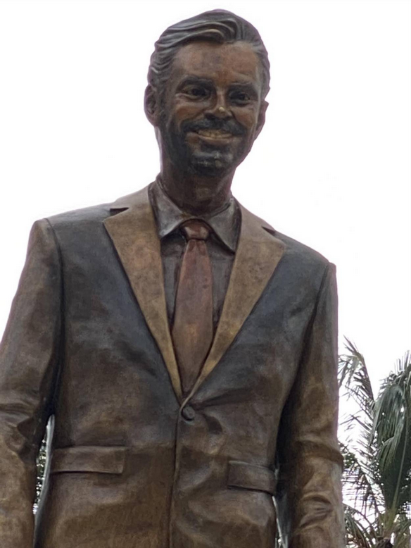 Estatua de Eugenio Derbez en Acapulco