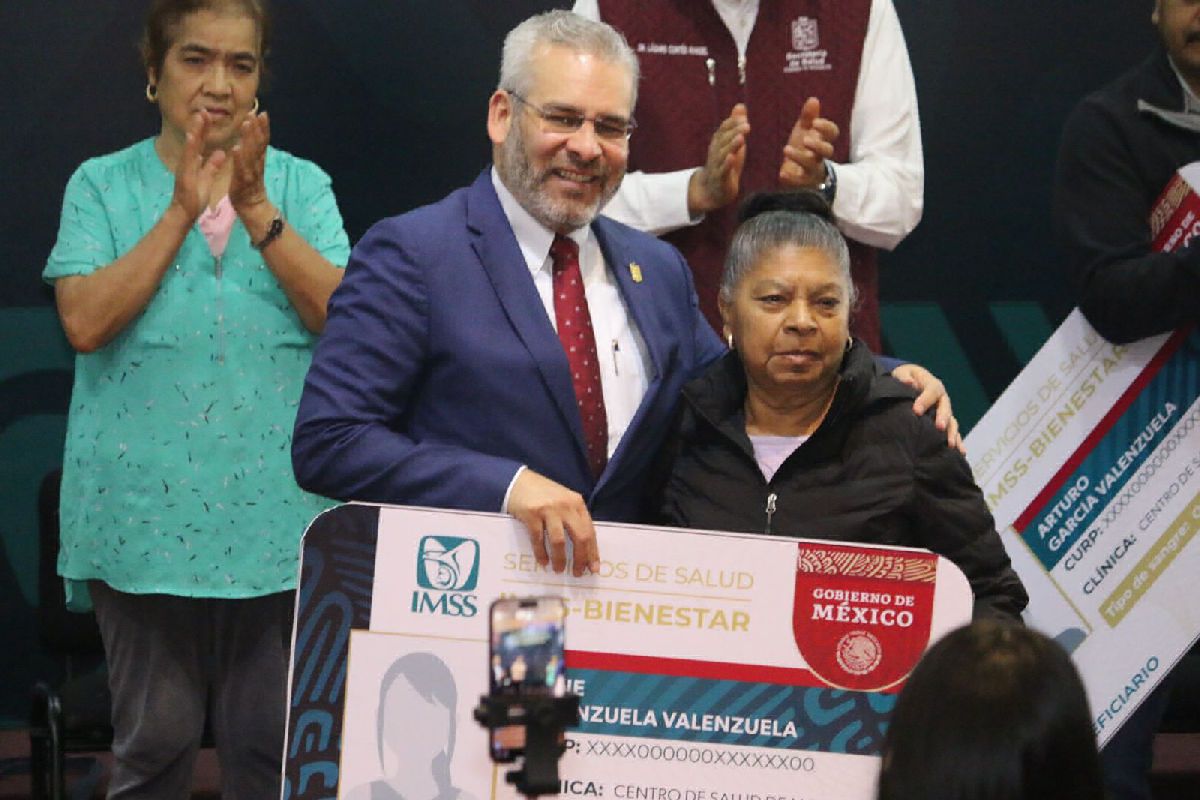gobierno de Michoacán entrega credenciales IMSS-Bienestar