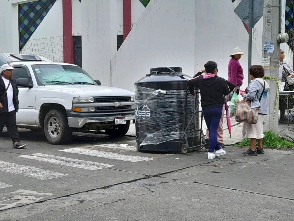 habitantes de Morelia reciben tinacos de Alfonso Martínez