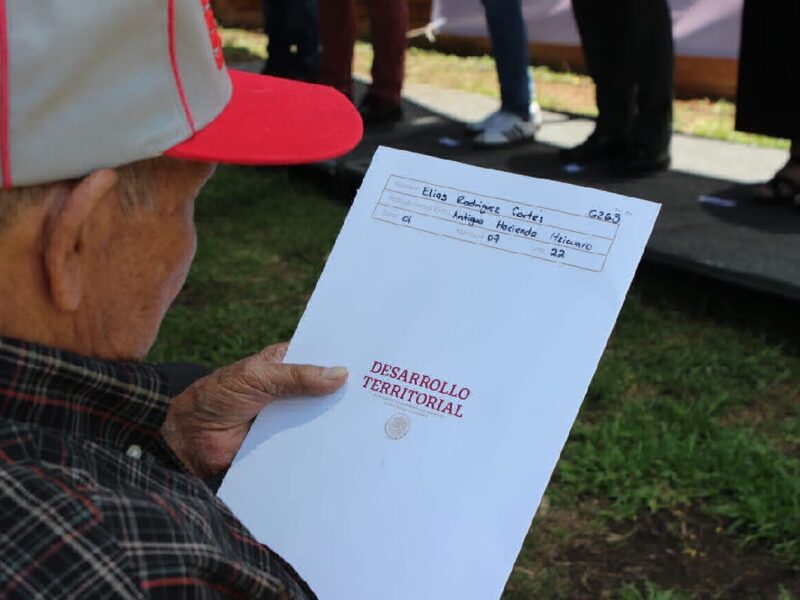 Realizan entrega de escrituras en colonia ex hacienda Itzicuaro